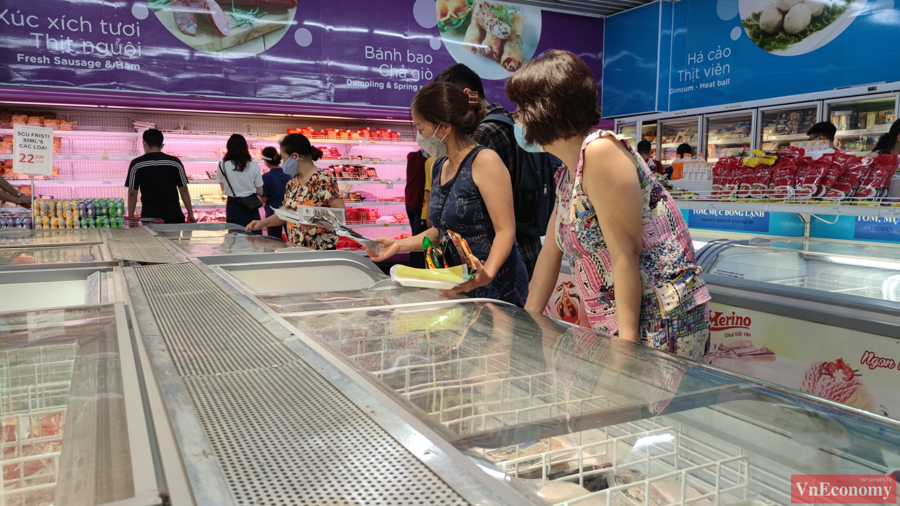 Người dân Hà Nội đổ xô đi mua hàng tích trữ, siêu thị đông nghẹt - Ảnh 4