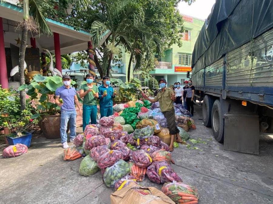 Trước diễn biến phức tạp của t&igrave;nh h&igrave;nh dịch bệnh tại Tp. HCM, Quỹ Những tấm l&ograve;ng Nh&acirc;n &aacute;i Cen Land đ&atilde; ph&aacute;t động chương tr&igrave;nh &ldquo;S&agrave;i G&ograve;n cần - Cen sẵn s&agrave;ng&rdquo;, hỗ trợ rau, củ, quả sạch nhằm san sẻ kh&oacute; khăn, gi&uacute;p S&agrave;i G&ograve;n th&ecirc;m vững v&agrave;ng vượt qua đại dịch.