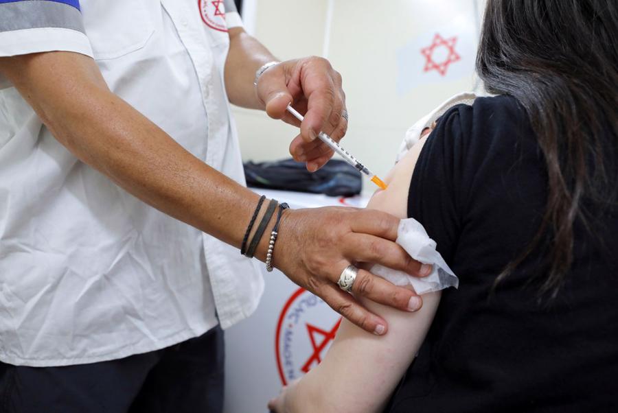 Một người trẻ ti&ecirc;m vaccine tại Israel - nơi c&oacute; tỷ lệ ti&ecirc;m vaccine cao nhất thế giới hiện nay - Ảnh: Reuters