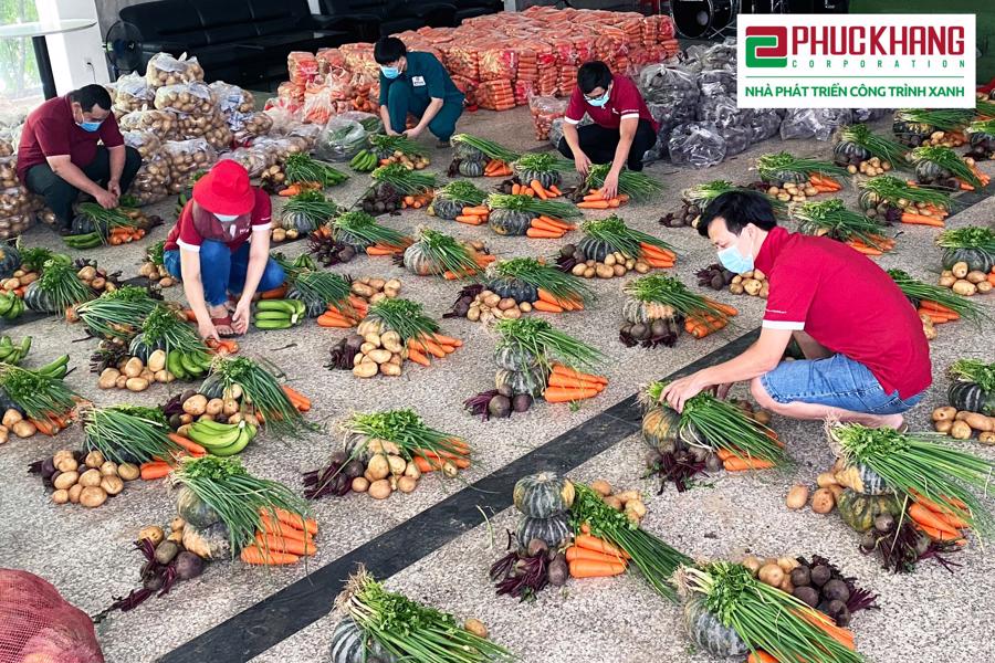 Phuc Khang Corp. donating vegetables to residents and staff - Ảnh 1