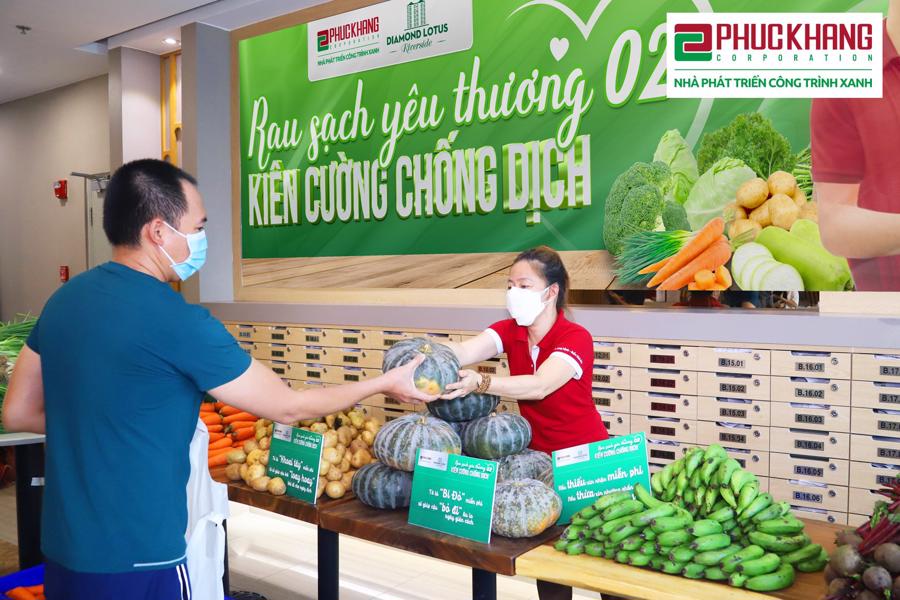 Phuc Khang Corp. donating vegetables to residents and staff - Ảnh 2