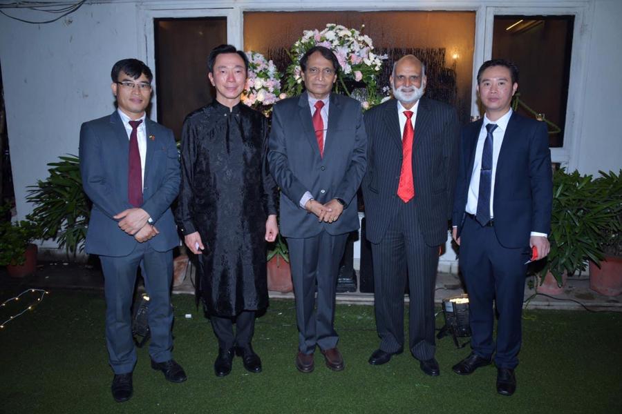 &Ocirc;ng Suresh Prabhu (đứng giữa), cựu Bộ trưởng C&ocirc;ng Thương Ấn Độ tham dự sự kiện tại Đại sứ qu&aacute;n.