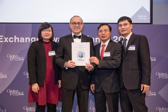 VietinBank vinh dự nhận Giải thưởng &ldquo;Ng&acirc;n h&agrave;ng cung cấp dịch vụ ngoại hối tốt nhất Việt Nam&rdquo; năm 2020.
