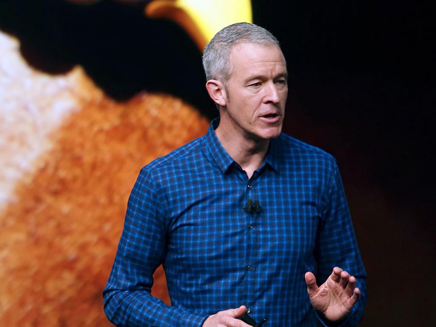 Jeff Williams, COO của Apple - Ảnh: AP