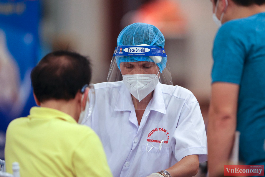 Hàng ngàn người dân tiêm vaccine xuyên đêm giữa trung tâm Hà Nội - Ảnh 5