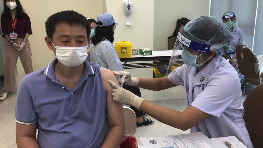Một nh&acirc;n vi&ecirc;n y tế ti&ecirc;m vaccine của Sinovac cho Zhang Xiaohong, chủ một c&ocirc;ng ty hậu cần ở Th&aacute;i Lan, tại Trung t&acirc;m Ti&ecirc;m chủng v&agrave; Sức khỏe Bangrak ở Bangkok, Th&aacute;i Lan, ng&agrave;y 20/5/2021 - Ảnh: CFP