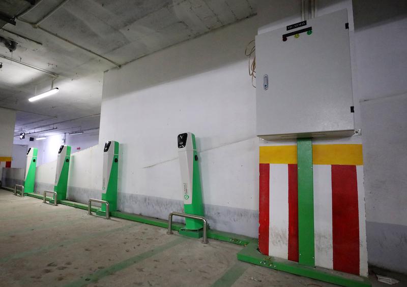 C&aacute;c trụ sạc xe điện lắp đặt tại tầng hầm một khu chung cư tại H&agrave; Nội.