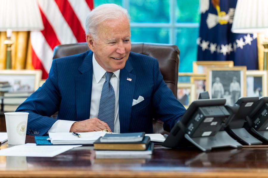 Tổng thống Mỹ Joe Biden nhậm chức v&agrave;o th&aacute;ng 1/2021 sau khi đ&aacute;nh bại cựu Tổng thống Donald Trump trong cuộc bầu cử năm 2020. L&agrave; người l&atilde;nh đạo cường quốc lớn nhất thế giới, &ocirc;ng Biden được trả lương 400.000 USD, l&agrave; một trong những nguy&ecirc;n thủ quốc gia c&oacute; mức lương cao nhất thế giới. Tuy nhi&ecirc;n, bản th&acirc;n &ocirc;ng cũng l&agrave; một triệu ph&uacute;. Theo Forbes, &ocirc;ng Biden sở hữu t&agrave;i sản khoảng 10 triệu USD - Ảnh:&nbsp;Reuters