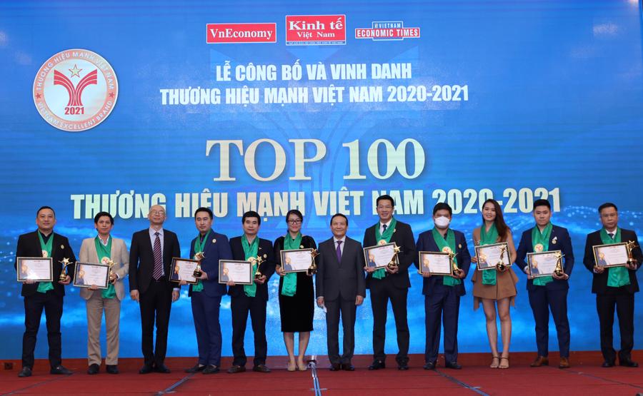 10 doanh nghiệp đầu ti&ecirc;n được vinh danh trong TOP 100 Thương hiệu Mạnh Việt Nam 2020-2021 được vinh danh gồm:&nbsp;C&ocirc;ng ty Cổ phần Tập đo&agrave;n MIK Group, C&ocirc;ng ty Cổ phần Đầu tư v&agrave; Kinh doanh Bất động sản Hải Ph&aacute;t (HAI PHAT Land), C&ocirc;ng ty Cổ phần Kh&aacute;ch sạn v&agrave; Dịch vụ OCH (OCH Corporation), C&ocirc;ng ty Cổ phần Đầu tư v&agrave; Ph&aacute;t triển Bất động sản HUDLand, C&ocirc;ng ty Cổ phần đầu tư v&agrave; cho thu&ecirc; t&agrave;i sản TNL (TNL), C&ocirc;ng ty Cổ phần Tập đo&agrave;n Cotana, C&ocirc;ng ty Cổ phần Tập đo&agrave;n H&ograve;a Ph&aacute;t, C&ocirc;ng ty Cổ phần thiết kế v&agrave; x&acirc;y dựng GIZA Việt Nam, C&ocirc;ng ty Cổ phần Nh&ocirc;m Việt Dũng, v&agrave; C&ocirc;ng ty Cổ phần T&ocirc;n mạ VNSteel Thăng Long (VNSteel).