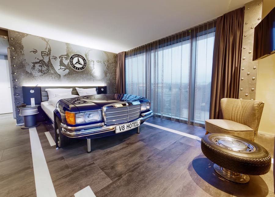 Nên ngủ trên giường Mercedes-Benz hay BMW tại V8 Hotel? - Ảnh 7