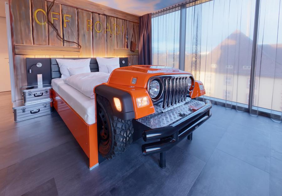 Nên ngủ trên giường Mercedes-Benz hay BMW tại V8 Hotel? - Ảnh 9