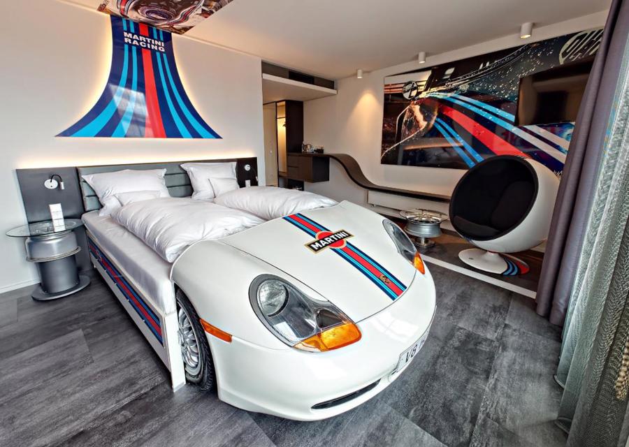 Nên ngủ trên giường Mercedes-Benz hay BMW tại V8 Hotel? - Ảnh 6