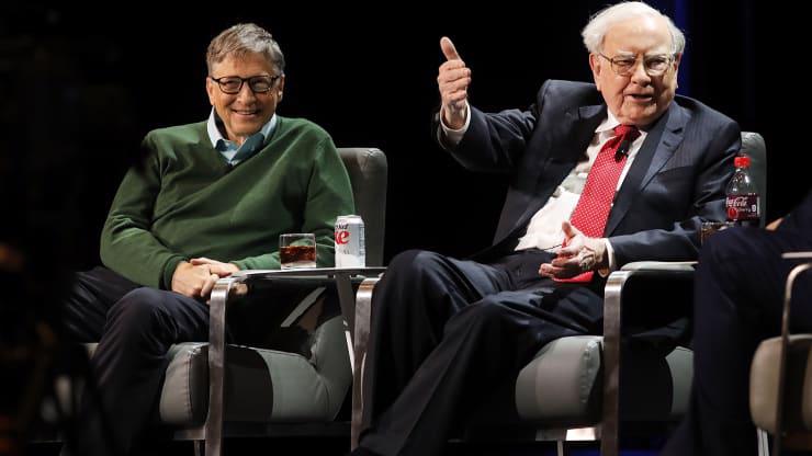 Hai tỷ ph&uacute; Bill Gates (tr&aacute;i) v&agrave; Warren Buffett - Ảnh: Getty/CNBC.