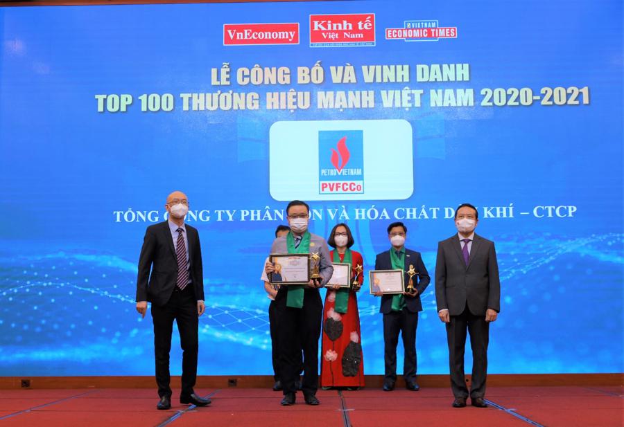 Đại diện PVFCCo, &ocirc;ng Phạm Trần Nguyễn nhận giải Top 100 Thương hiệu mạnh 2021.