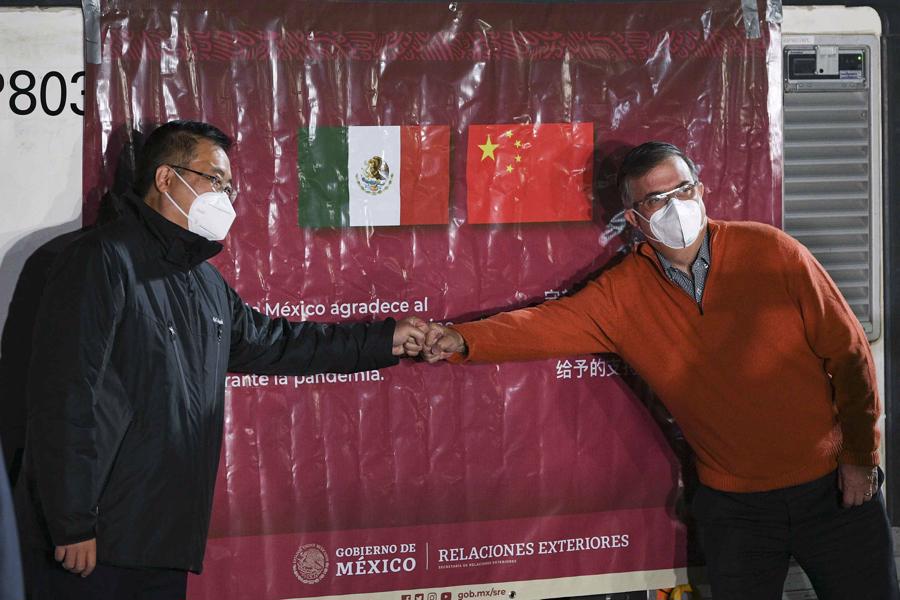 Bộ trưởng Ngoại giao Mexico Marcelo Ebrard v&agrave; Đại sứ Trung Quốc tại Mexico Zhu Qingqiao nắm tay nhau trước một th&ugrave;ng vaccine Sinovac được giao cho Mexico v&agrave;o ng&agrave;y 27/2/2021 - Ảnh: Đại sứ qu&aacute;n Trung Quốc tại Mexico