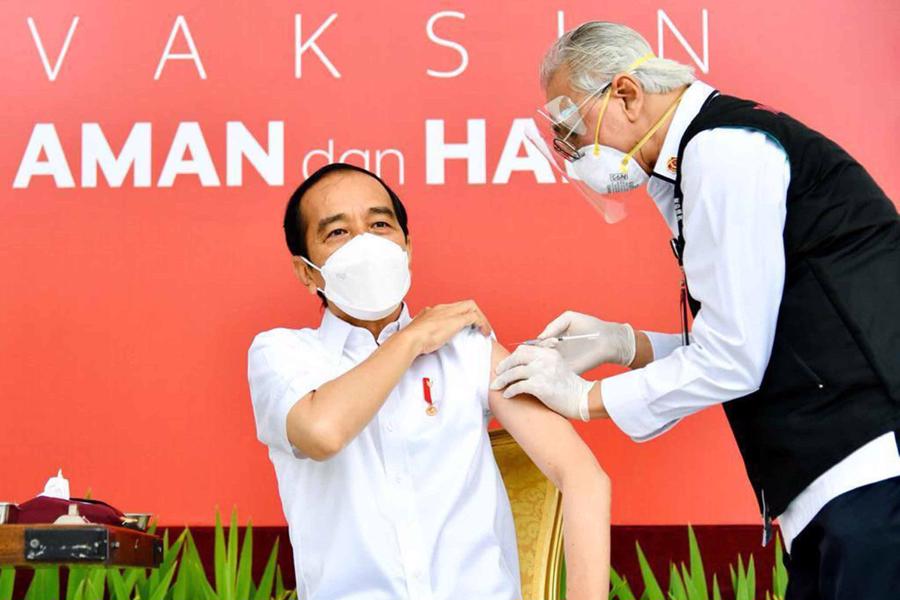 Tổng thống Indonesia Joko Widodo ti&ecirc;m mũi vaccine Sinovac đầu ti&ecirc;n v&agrave;o ng&agrave;y 13/1/2021 - Ảnh: Getty Images