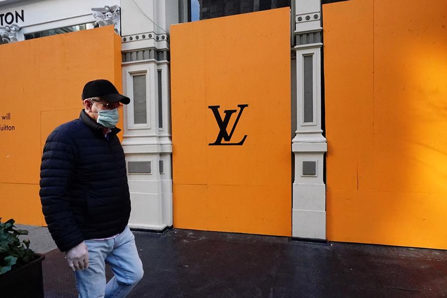 Thương hiệu Louis Vuitton đ&atilde; duy tr&igrave; được hiệu suất hoạt động tuyệt vời nhờ li&ecirc;n tục đổi mới chất lượng sản phẩm.&nbsp;