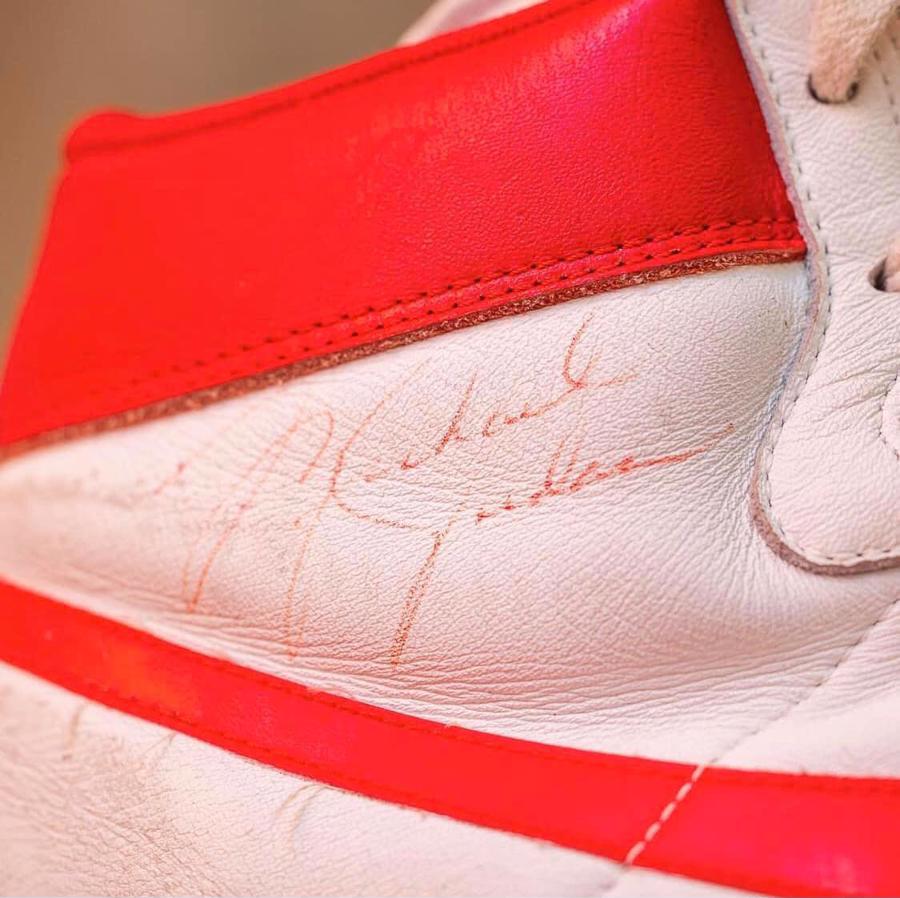 Đôi giày của huyền thoại bóng rổ Michael Jordan lại lập kỷ lục đấu giá mới - Ảnh 4
