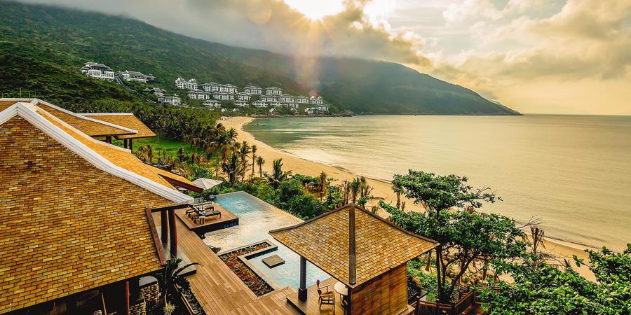 InterContinental Danang Sun Peninsula Resort tr&ecirc;n b&aacute;n đảo Sơn Tr&agrave; (Đ&agrave; Nẵng) đạt tới 4 giải thưởng năm nay.
