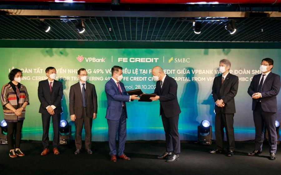 Representatives of VPBank and SMBC Group exchange closing certificates.