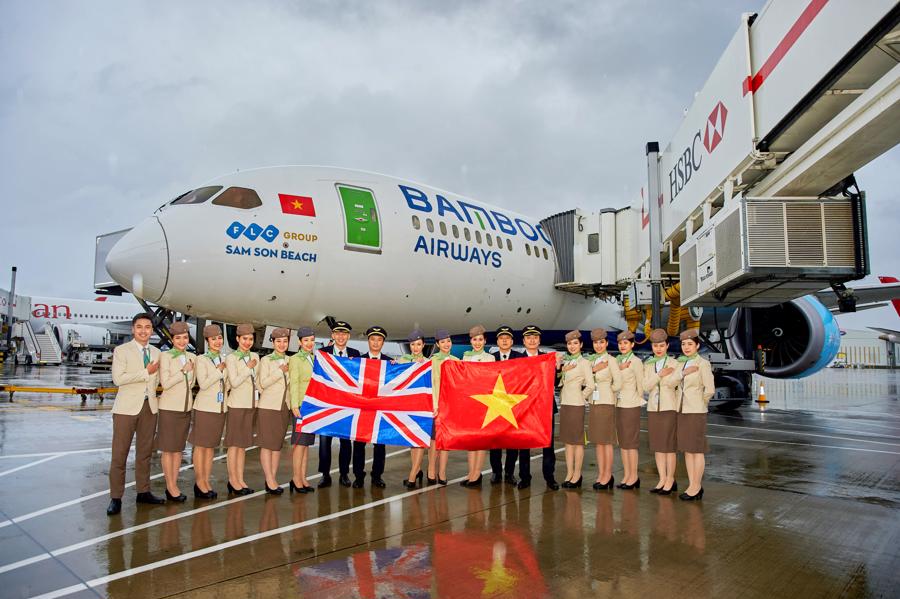 Chuyến bay QH9051 của Bamboo Airways hạ c&aacute;nh tại s&acirc;n bay quốc tế Heathrow, thủ đ&ocirc; London, Anh ng&agrave;y 30/10/2021.