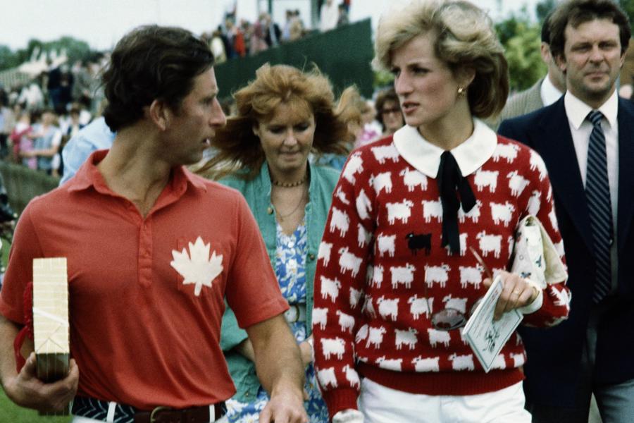 Chiếc &aacute;o len "cứu đen" được Diana&nbsp;mặc khi đến dự một trận đấu polo với Th&aacute;i tử Charles năm 1980.