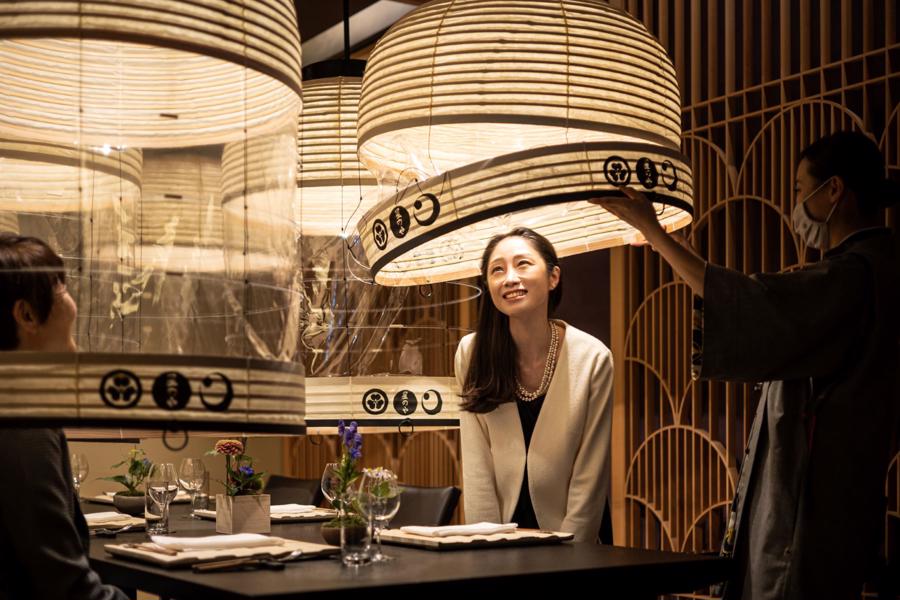 Ăn hàng “bình thường mới” kiểu Nhật: bữa tối đèn lồng Tokyo - Ảnh 2