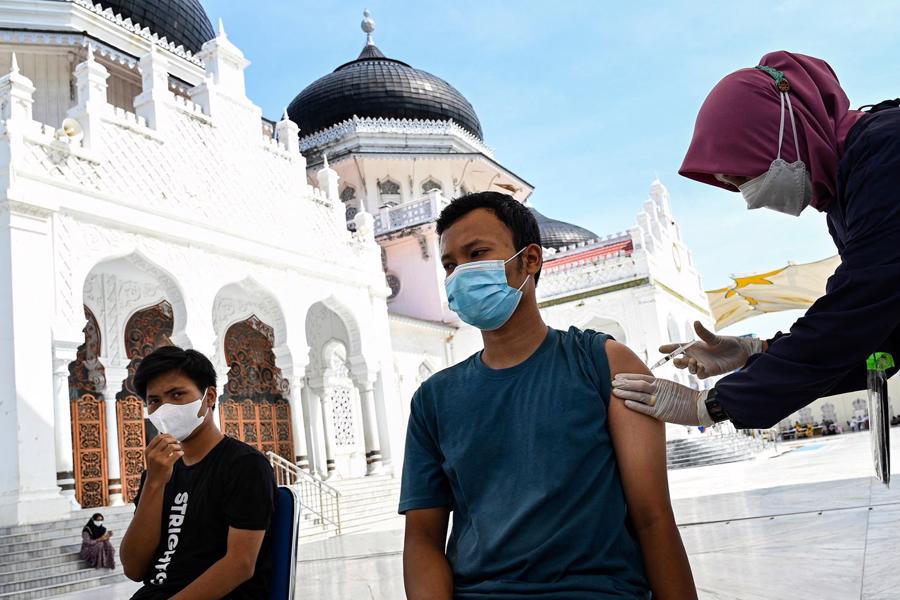 Ti&ecirc;m vaccine Covid-19 tại Indonesia - Ảnh: Getty Images