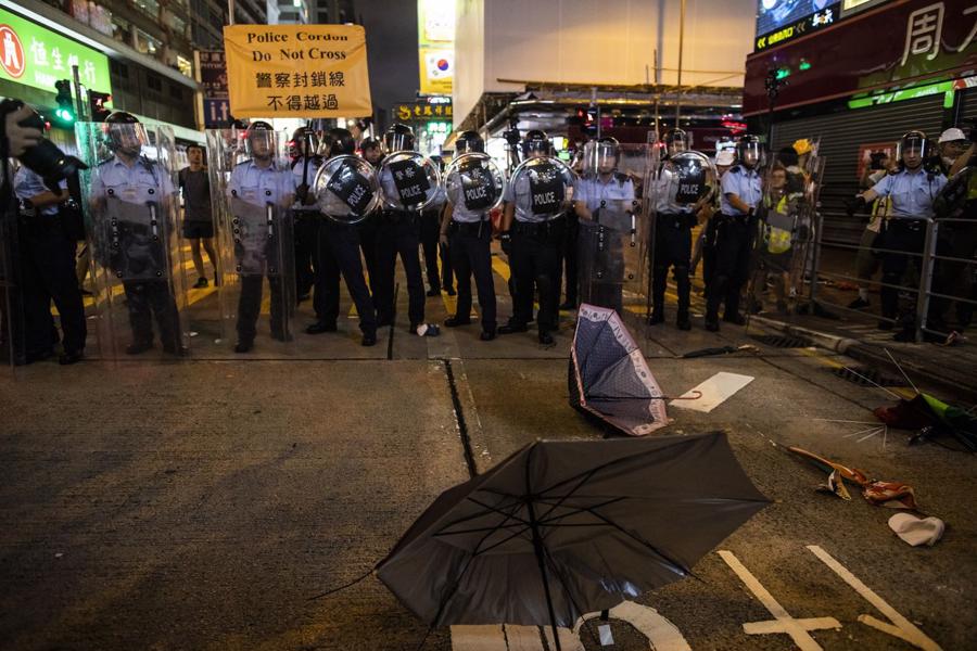 Cảnh s&aacute;t đối mặt người biểu t&igrave;nh đ&ograve;i d&acirc;n chủ ở khu Mongkok, Hồng K&ocirc;ng, hồi năm 2019 - Ảnh: Bloomberg.