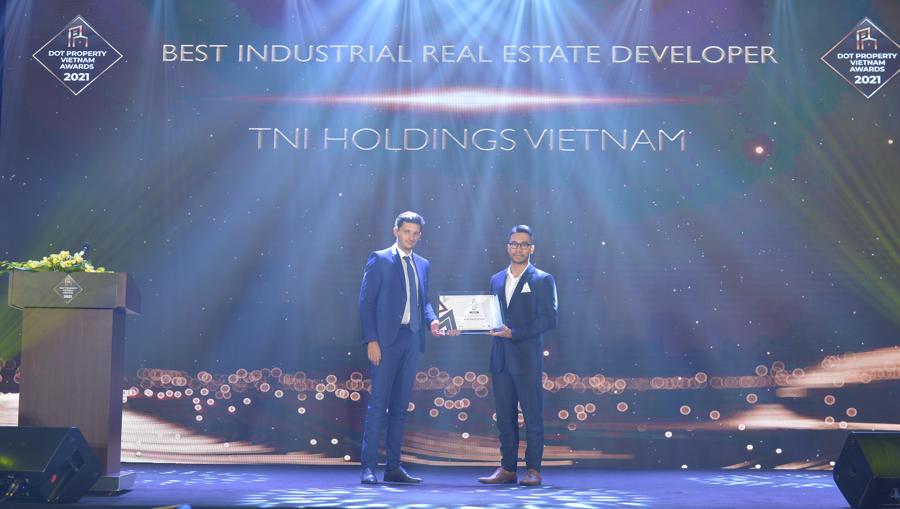 Đại diện TNI Holdings Vietnam vinh dự l&ecirc;n nhận giải thưởng.