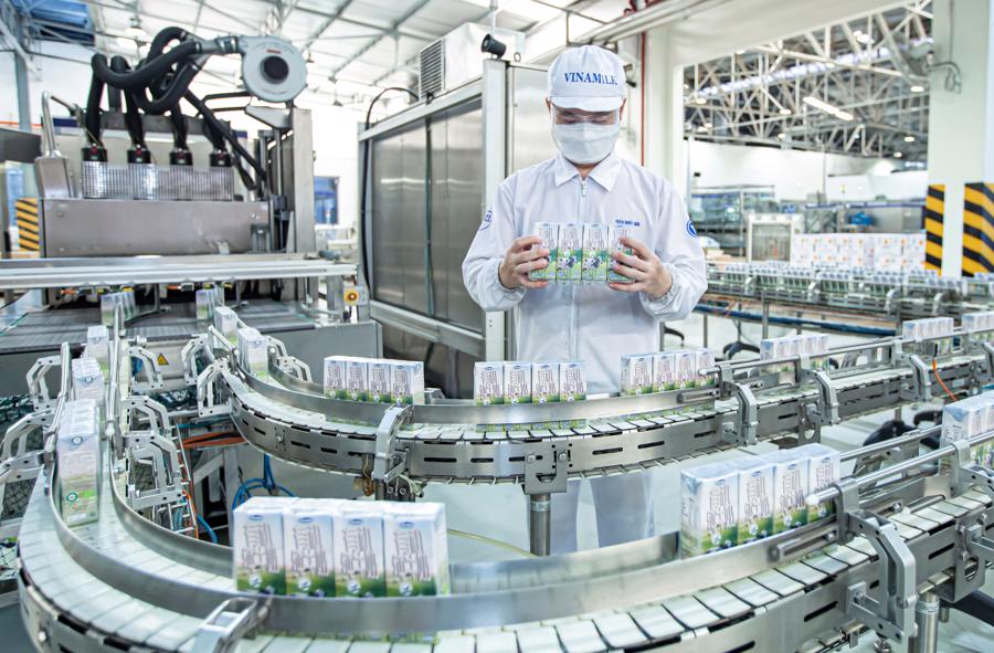 L&ocirc; sản phẩm sữa tươi đầu ti&ecirc;n được Vinamilk sản xuất v&agrave; xuất khẩu th&agrave;nh c&ocirc;ng đi TrungQuốc trong giai đoạn nhiều trở ngại v&igrave; diễn biến dịch Covid-19 tại Việt Nam.