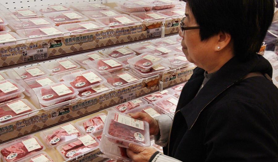 Một phụ nữ mua thịt tại si&ecirc;u thị ở&nbsp;Tseung Kwan O, Hồng K&ocirc;ng - Ảnh: SCMP