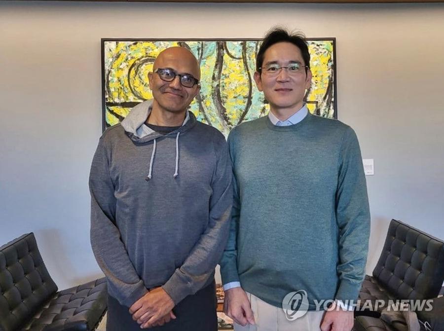 "Th&aacute;i tử" Samsung chụp ảnh c&ugrave;ng Satya Nadella, CEO của Microsoft trước cuộc họp tại trụ sở của Microsoft ở Washington (Mỹ) ng&agrave;y 20/11/2021 - Ảnh: Yonhap