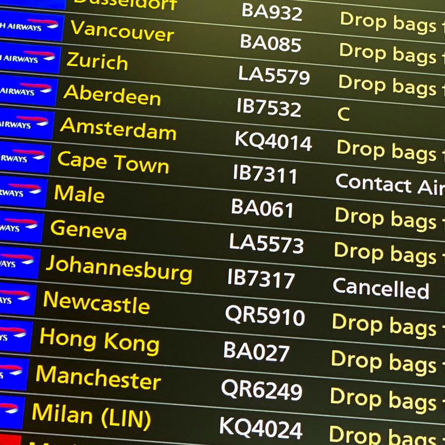 H&agrave;ng loạt chuyến bay từ Nam Phi tới Anh đ&atilde; bị hủy sau khi nước n&agrave;y ra lệnh hạn chế đi lại với nhiều nước ở khu vực ph&iacute;a nam ch&acirc;u Phi - Ảnh: AP