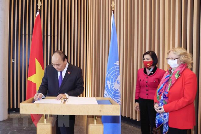 Chủ tịch nước Nguyễn Xu&acirc;n Ph&uacute;c ghi sổ lưu niệm tại trụ sở Li&ecirc;n hợp quốc ở Geneva - Ảnh: TTXVN