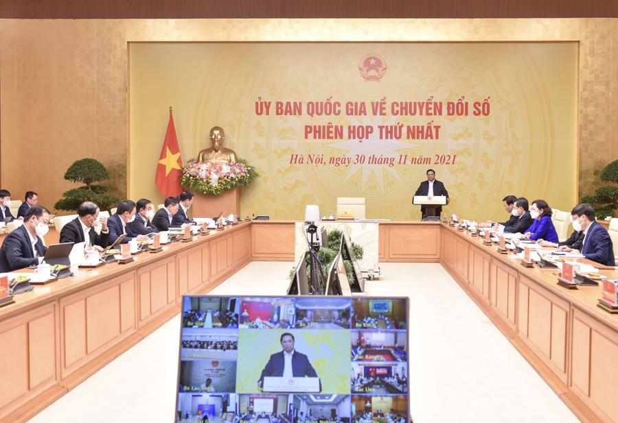 Thủ tướng chủ tr&igrave; phi&ecirc;n họp trực tuyến của Ủy ban Quốc gia về chuyển đổi số chiều 30/11 - Ảnh: VGP