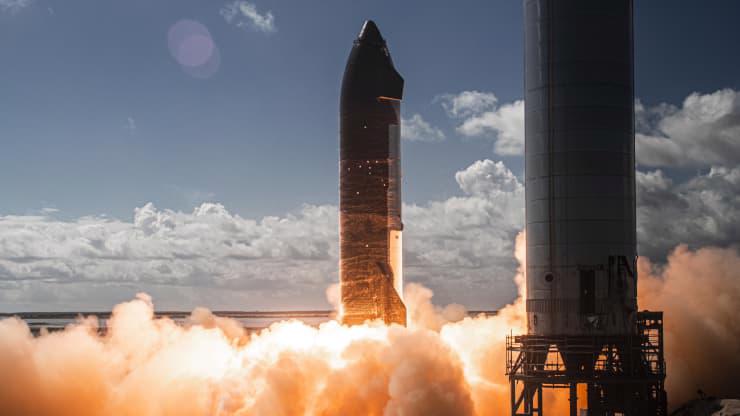 Một m&ocirc; h&igrave;nh t&ecirc;n lửa Starship được ph&oacute;ng thử với 6 động cơ Raptor ở Boca Chica, Texas, th&aacute;ng 11/2021 - Ảnh: SpaceX/CNBC.