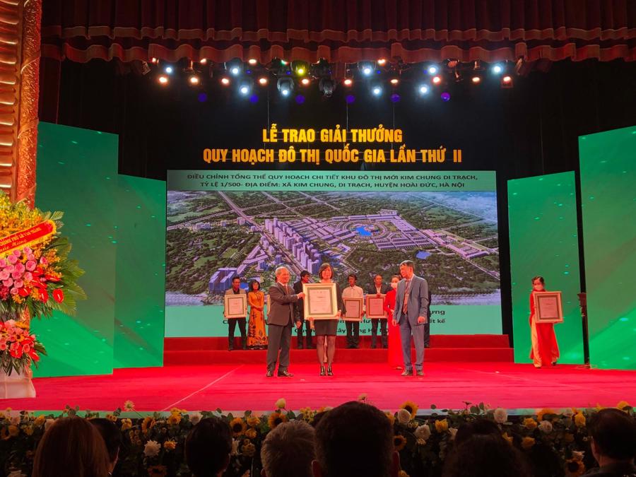 B&agrave; Nguyễn Lan Hương đại diện cho dự &aacute;n Khu đ&ocirc; thị Kim Chung- Di Trạch (Hinode Royal Park) l&ecirc;n nhận giải thưởng.