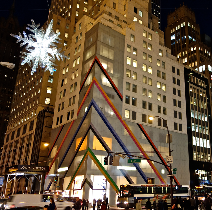 Cây thông Noel ảo 12 tầng nhà của Louis Vuitton - Ảnh 4