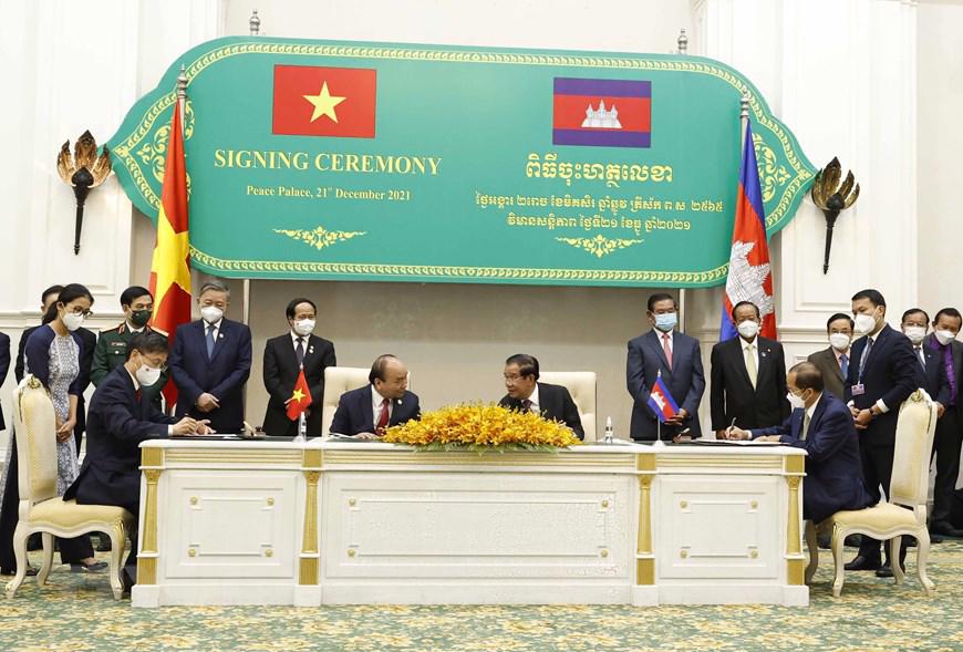 Chủ tịch nước Nguyễn Xu&acirc;n Ph&uacute;c v&agrave; Thủ tướng Campuchia Samdech Techo Hun Sen chứng kiến lễ k&yacute; kết v&agrave; trao đổi c&aacute;c văn kiện hợp t&aacute;c - Ảnh: TTXVN