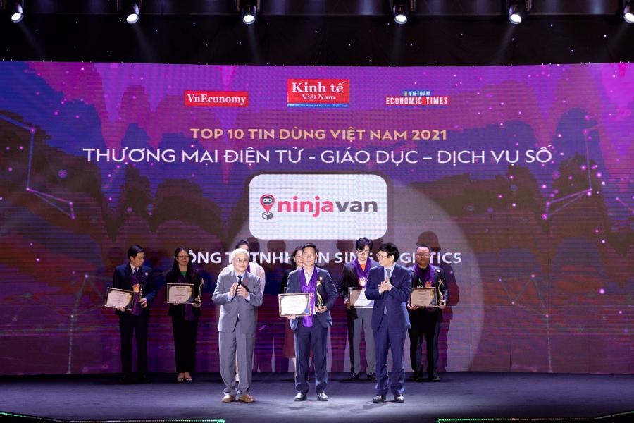 Đại diện Ninja Van nhận chứng nhận Top 10 thương hiệu được tin d&ugrave;ng tại Việt Nam năm 2021 mảng thương mại điện tử - gi&aacute;o dục - dịch vụ số.