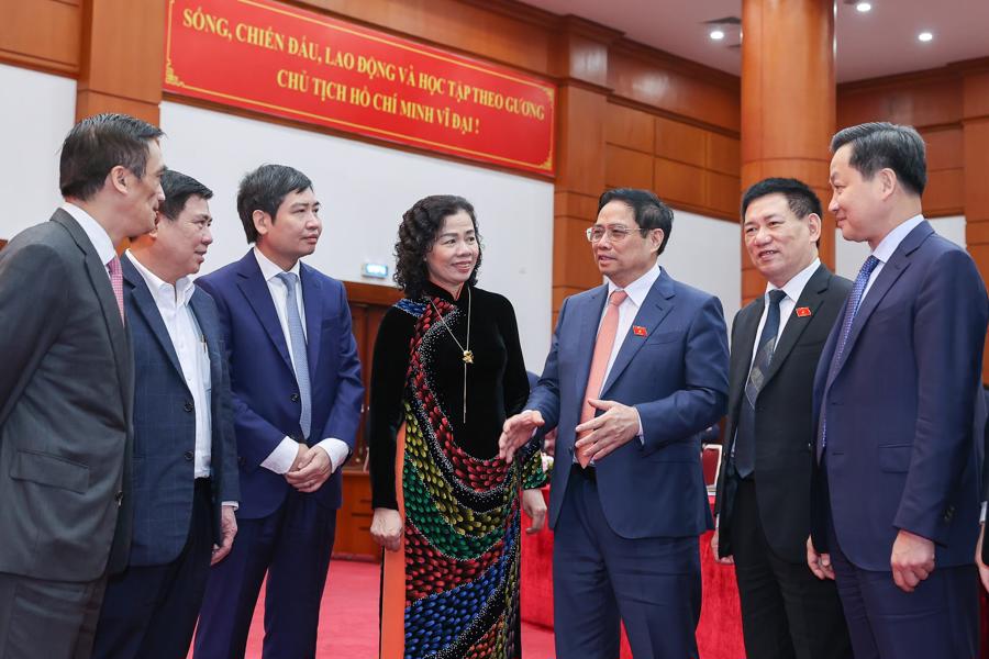 Thủ tướng Phạm Minh Ch&iacute;nh, Ph&oacute; Thủ tướng L&ecirc; Minh Kh&aacute;i trao đổi với l&atilde;nh đạo Bộ T&agrave;i ch&iacute;nh. Ảnh: VGP/Nhật Bắc
