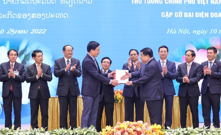 Thủ tướng Phạm Minh Ch&iacute;nh v&agrave; Thủ tướng L&agrave;o Phankham Viphavanh chứng kiến trao thoả thuận hợp t&aacute;c đầu tư cho c&aacute;c doanh nghiệp - .Ảnh: VGP/Nhật Bắc
