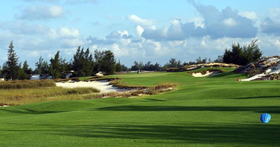 FLC Golf Links Quang Binh với địa h&igrave;nh thử th&aacute;ch hấp dẫn c&aacute;c tay golf.