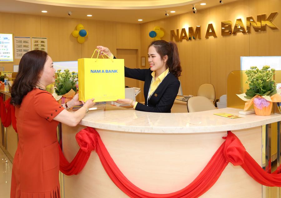 Kh&aacute;ch h&agrave;ng giao dịch tại Nam A Bank.