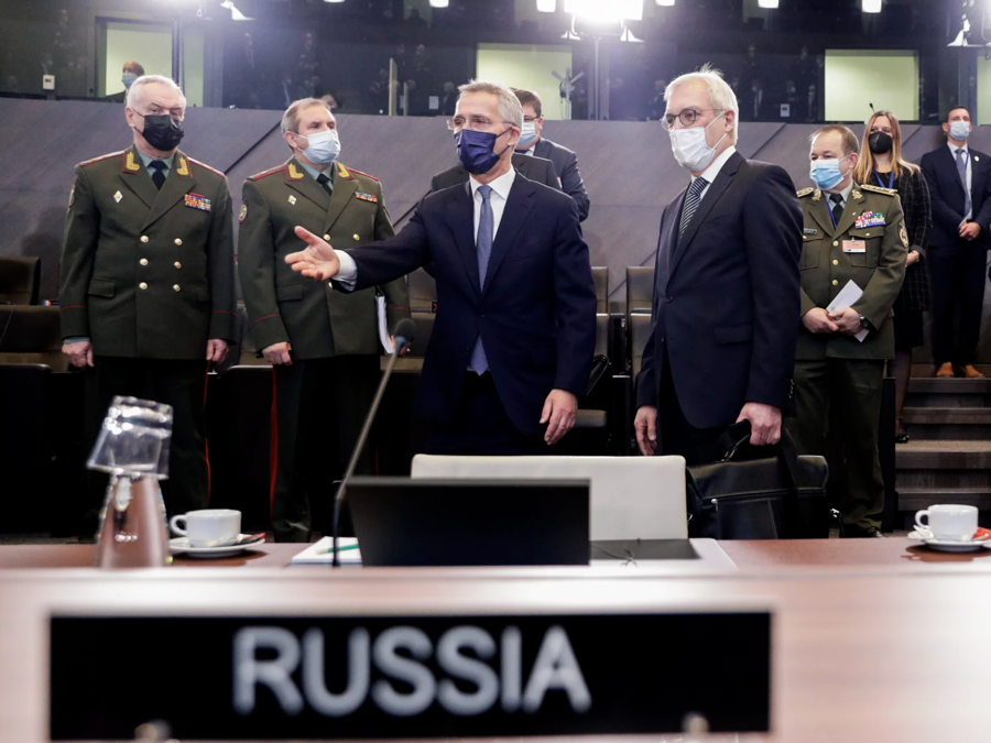 Tổng thư k&yacute; NATO Jens Stoltenberg (giữa) v&agrave; Thứ trưởng Bộ Ngoại giao Nga Alexander Grushko trong cuộc đ&agrave;m ph&aacute;n NATO-Nga tại trụ sở NATO ở Brussels, Bỉ h&ocirc;m 12/1/2021 - Ảnh: AP.