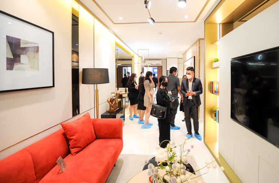Những ngày cuối tuần, căn hộ mẫu Asiana Riverside vẫn thu hút đông đảo lượt khách đến tham quan.