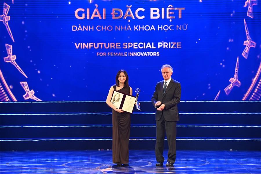Giải đặc biệt d&agrave;nh cho nh&agrave; khoa học nữ xướng thuộc về GS Zhenan Bao - Ảnh: Lao động