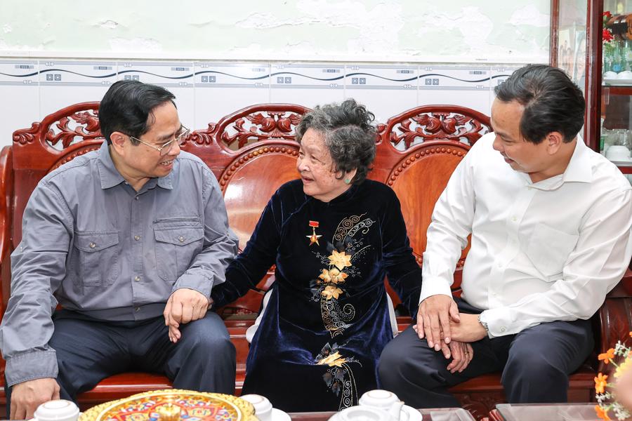 Thủ tướng thăm mẹ Việt Nam anh h&ugrave;ng Đặng Thị Gương. Ảnh: VGP/Nhật Bắc