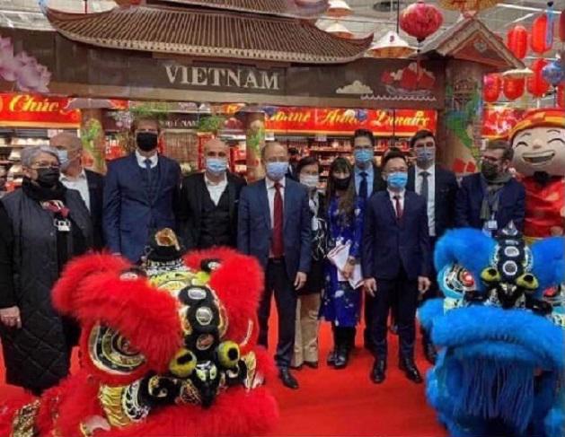 Khai trương Tuần lễ Tết Việt Nam tại si&ecirc;u thị Carrefour.